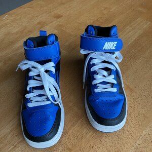 Nike tennise shoes , Ecxellent condition. 3.5